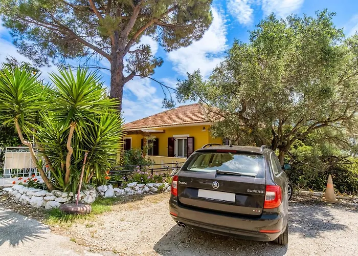 Captain Fotis 2 Daire Pondi